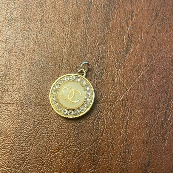 Chanel gold round pendant with fake diamonds around the CC - Picture 1 of 4